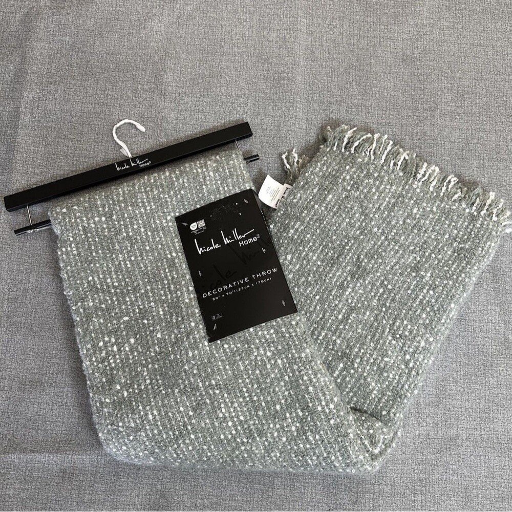Nicole Miller Home textured decorative throw 50”x70”(127cm x 178cm)